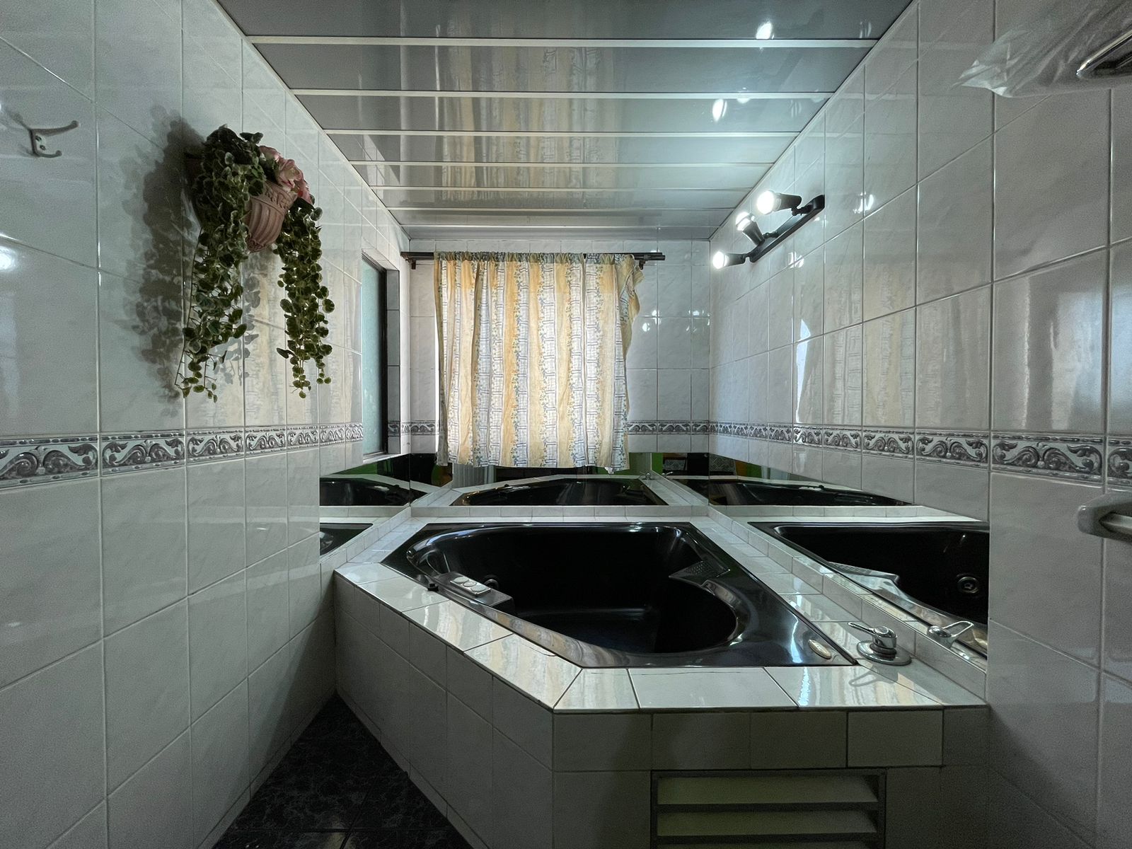 Habitación Tina Hidromasaje en Jardín : MotelNow