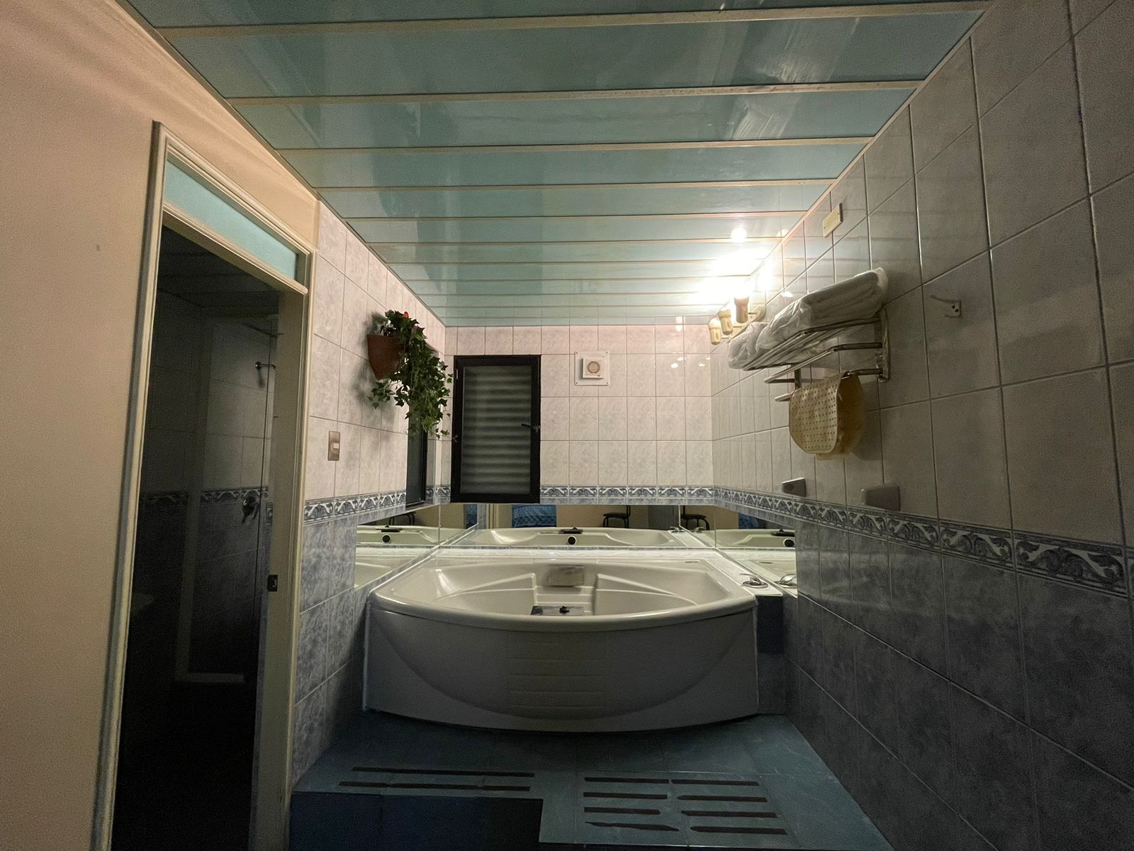 Habitación Tina Hidromasaje en Jardín : MotelNow