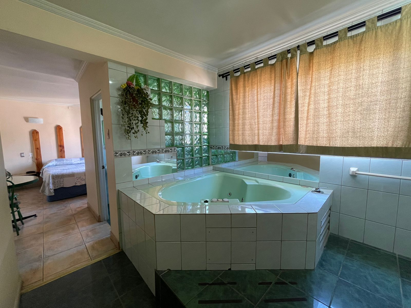 Habitación Tina Hidromasaje en Jardín : MotelNow