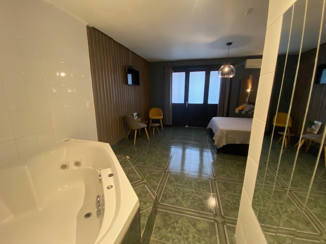 Habitación Jacuzzi en Hotel Prat Corte Suprema : MotelNow
